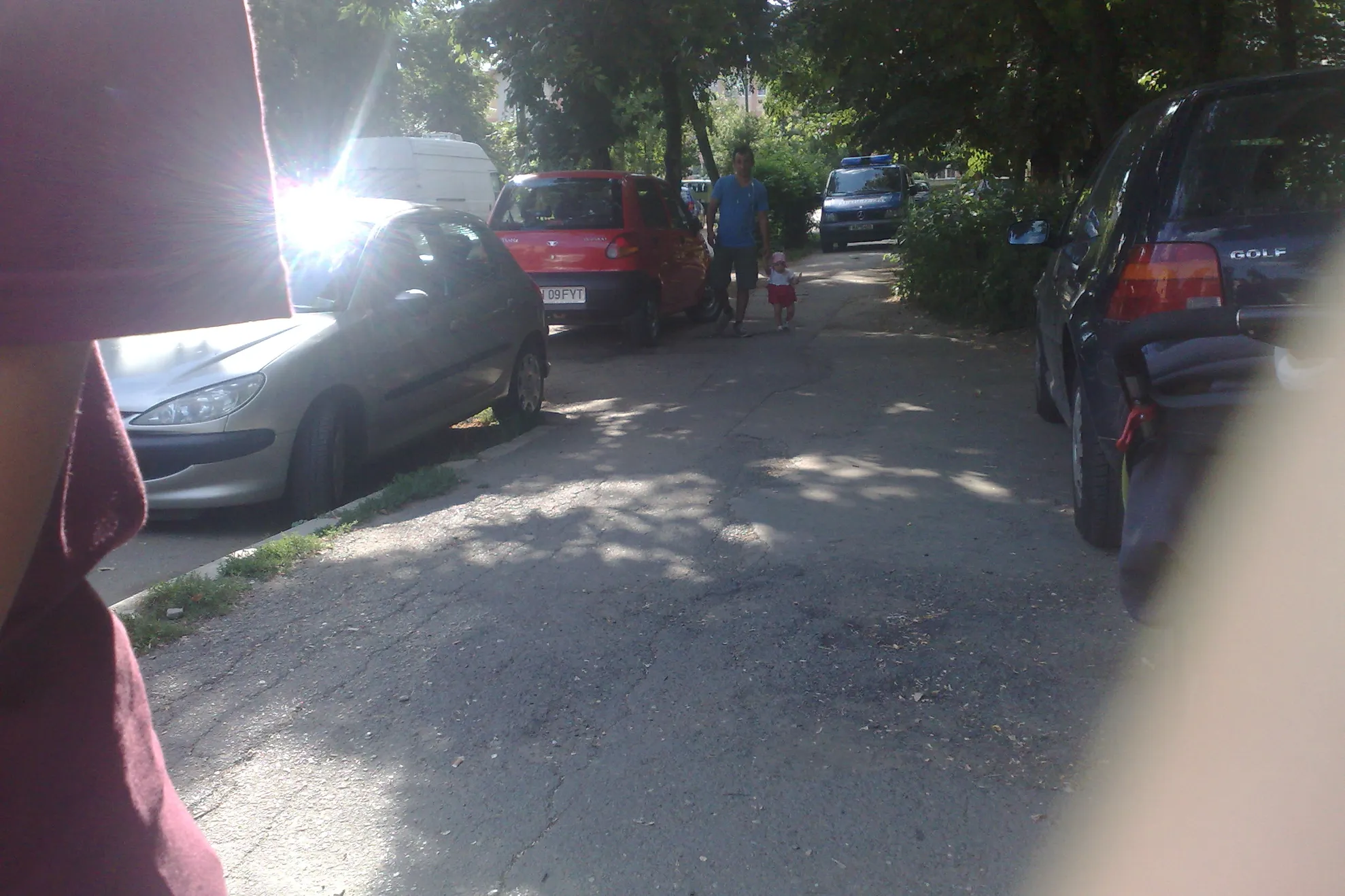 Maşina jandarmeriei parcată pe trotuar