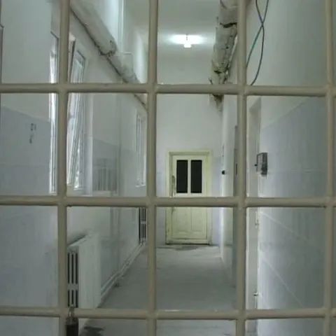 Doi gardieni de la Jilava, prinşi că furau carne din penitenciar 