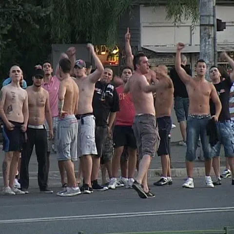 Suporterii stelişti care au plecat miercuri seară spre Budapesta s-au încăierat cu forţele de ordine în judeţul Argeş