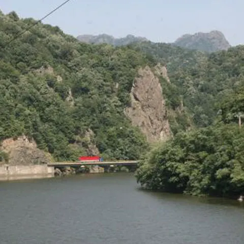 Circulaţia pe Valea Oltului, în zona Brezoi, a fost închisă de la 11.30 la 12.30