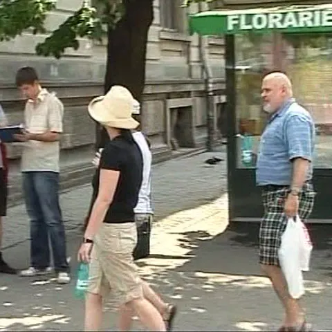 Tuburi de oxigen, apă şi aer condiţionat în corturile anti-caniculă din Bucureşti