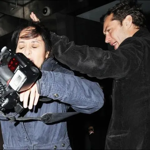 Jude Law a lovit o fotografă - FOTO