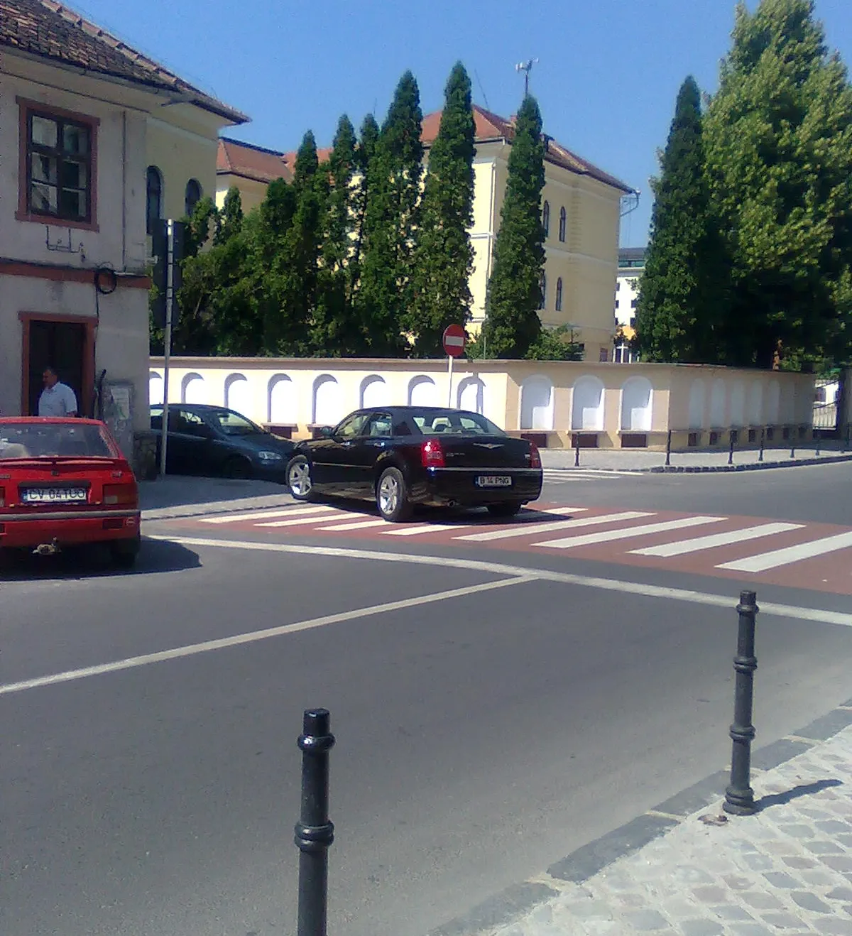 Maşină parcată pe trecerea de pietoni