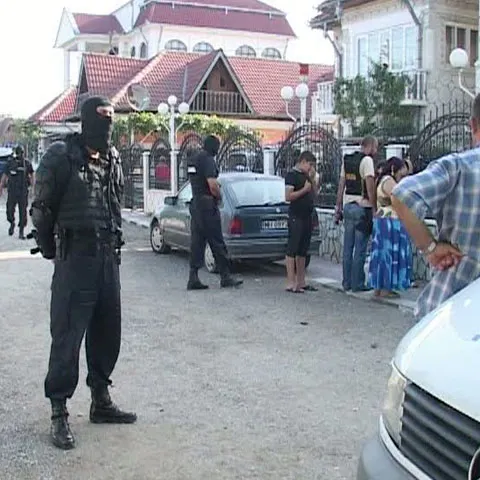100 de poliţişti au descins la 11 palate, în cartierul romilor din Strehaia 