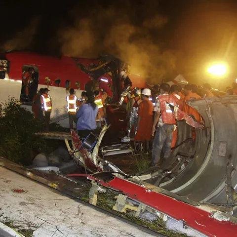 Cel puţin 17 morţi după prăbuşirea unui avion în Iran