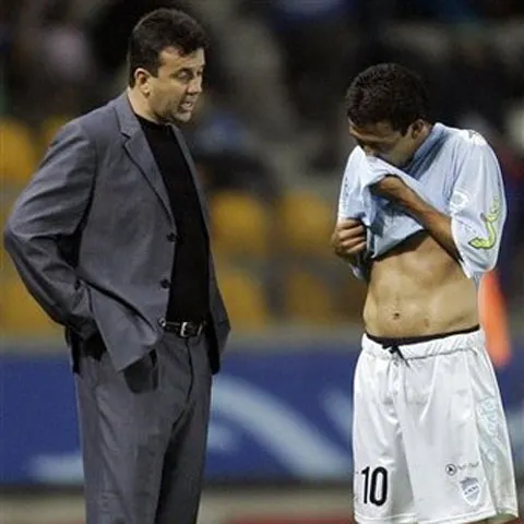 VIDEO / Tatăl copilului de 12 ani care a debutat în prima ligă din Bolivia a demisionat din funcţia de antrenor