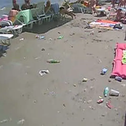 Plaja din Mamaia a fost transformată de turişti într-un mare coş de gunoi