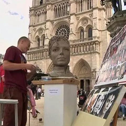 Un artist francez a realizat o sculptură din lut a lui Michael Jackson chiar în faţa Catedralei Notre Dame