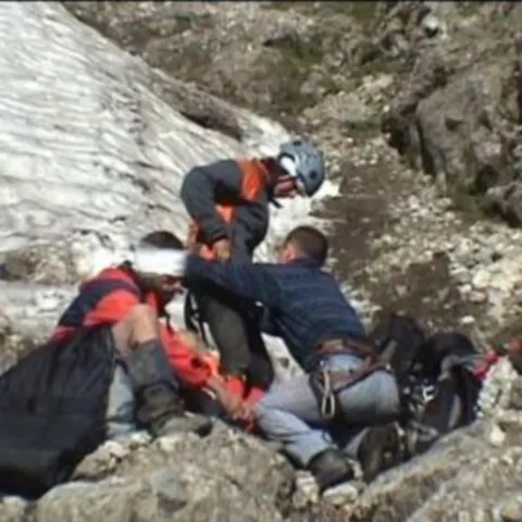 Un turist şi-a pierdut viaţa după ce s-a prăbuşit într-o râpă din munţii Bucegi