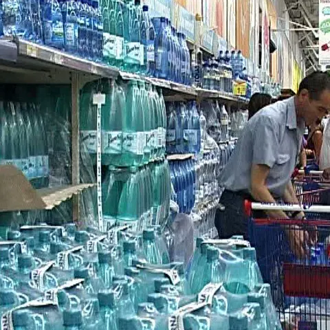 Vânzările la apă, fructe, răcoritoare şi aparate de aer condiţionat au crescut cu 30% 
