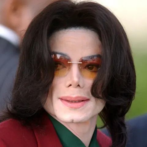 Michael Jackson avea nas fals