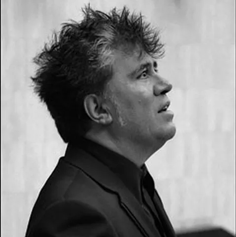 Almodóvar spune, simplu, că a născut şi crescut filme, în loc de copii