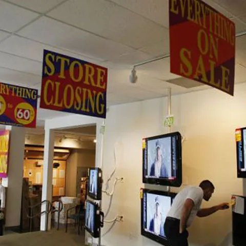 Criza aruncă retailerii IT clasici în online