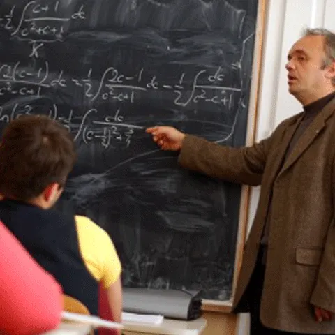 Aproximativ 2.000 de catedre din învăţământul vasluian vor fi ocupate de profesori suplinitori