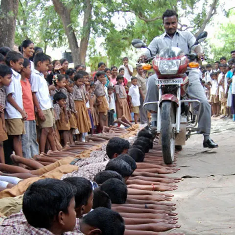 Cursanţii unui curs de karate din India au fost călcaţi pe mâini de un motociclist