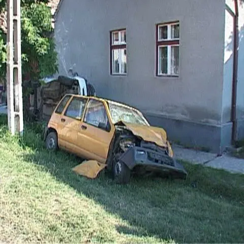 Un poliţist aflat în misiune a intrat cu maşina în zidul unei case