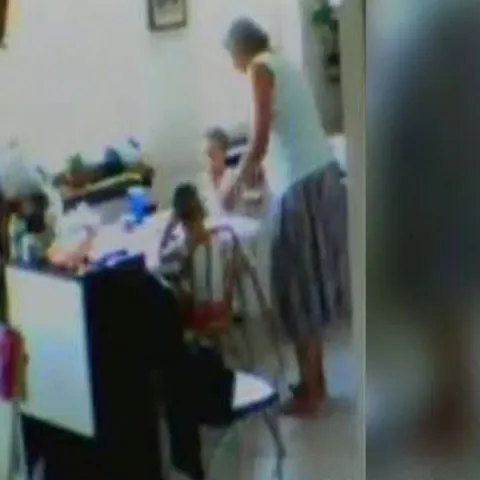 Bona care i-a agresat pe cei doi copii riscă o amendă şi câteva luni de închisoare