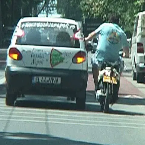 Un tânăr din Bucureşti a mers pe un scuter tras de o maşină