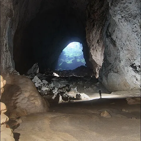 A fost descoperită cea mai mare peşteră din lume. VEZI GALERIE FOTO