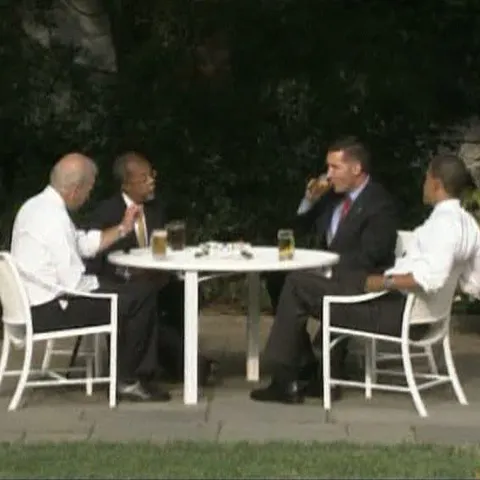 Barack Obama a încercat să împace doi adversari cu un pahar de bere