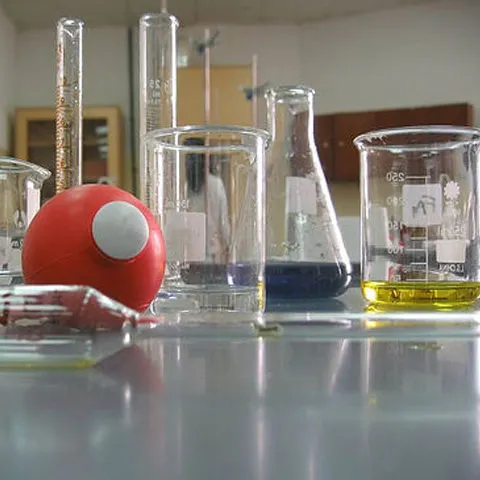 Dosar penal pentru o directoare de şcoală, care avea în laboratorul de chimie substanţe periculoase