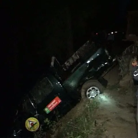 Au scăpat cu viaţă după ce au căzut cu maşina într-o râpă de 30 de metri