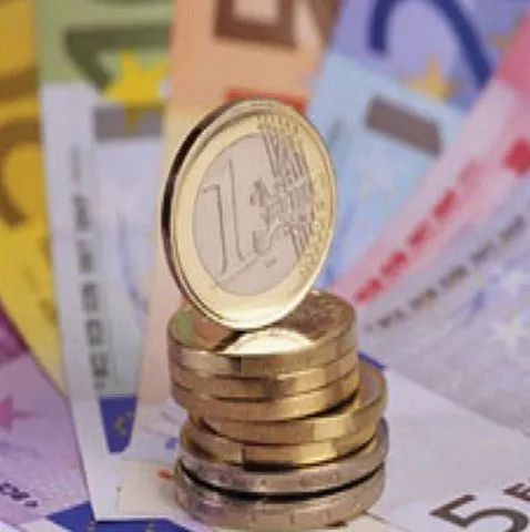 Leul stagna la 4,2050 lei/euro, pe o piaţă destul de liniştită