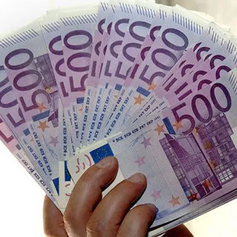 Salariile românilor au crescut în iunie datorită primelor de vacanţă