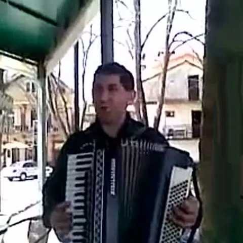 Un acordeonist o ia pe urmele Pink Floyd şi Black Sabbath - VEZI VIDEO