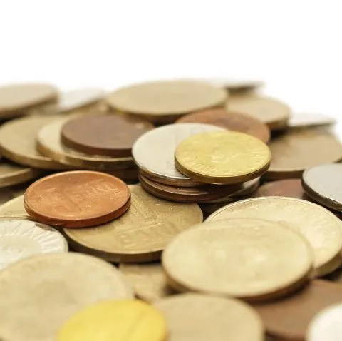 The reference exchange rate inches to 4.2124 lei per euro, on a market dominated by apathy
