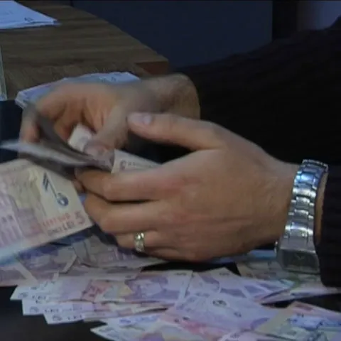 Un inspector de la Protecţia Consumatorilor Constanţa a fost prins în flagrant în timp ce lua mită