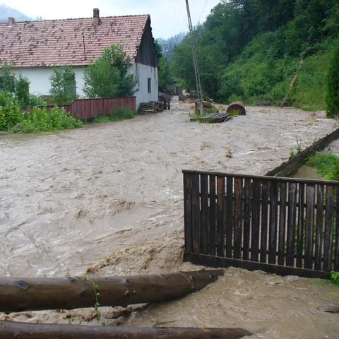 Râul Vărşag şi-a ieşit din matcă - Vezi galerie foto