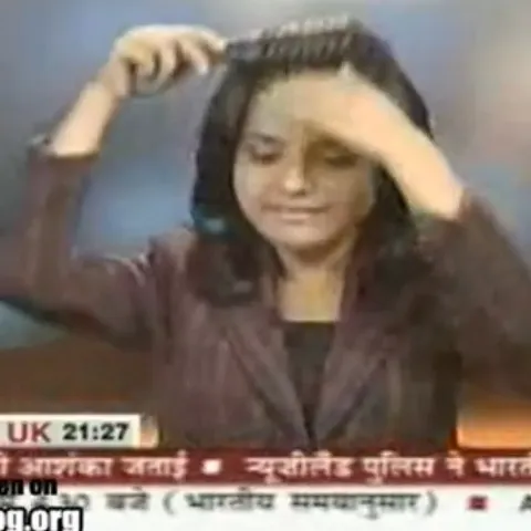 O prezentatoare din India s-a pieptănat în direct la TV - VEZI VIDEO