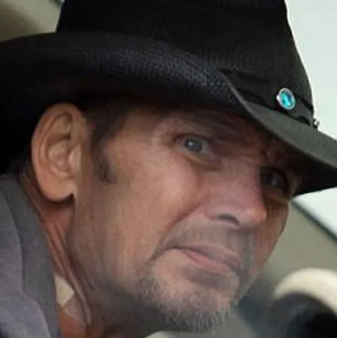 Patrick Swayze învinge cancerul, dar nu renunţă la ţigări - VEZI FOTO