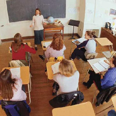 Haos în educaţie: Inspectoratele şcolare din ţară reduc numărul profesorilor şi desfiinţează şcoli