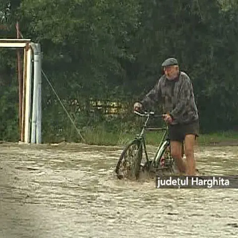 Sute de locuinţe, autoturisme şi străzi au fost afectate de ploile din 6 august