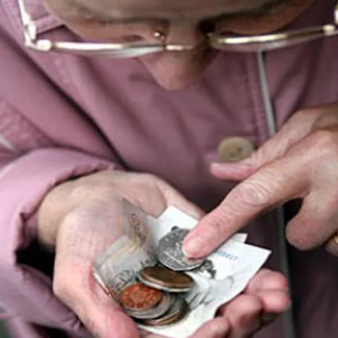 Mafia imobiliară din Capitală a lăsat pe drumuri sute de bătrâni, cu complicitatea unor funcţionari din primării