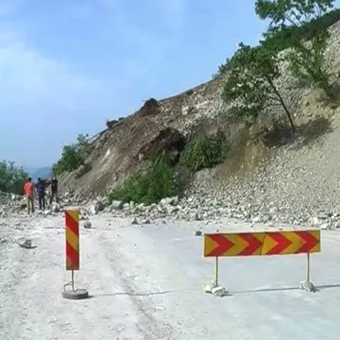Cod roşu de prăbuşire a unei saline la Ocnele Mari. Emil Boc s-a deplasat la faţa locului