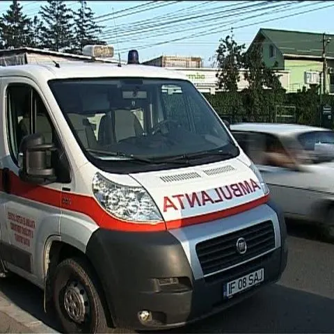 Un echipaj de ambulanţă a fost bruscat de un pacient de etnie romă