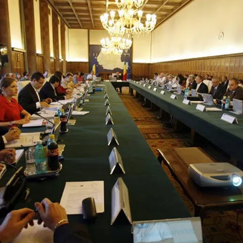 Liderii Coaliţiei discută despre asumarea răspunderii pe Legile educaţiei şi despre disponibilizări în domeniul public