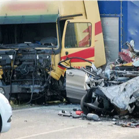 Cinci români, aflaţi într-un microbuz, au murit într-un accident rutier în Ungaria - IMAGINI ŞOCANTE
