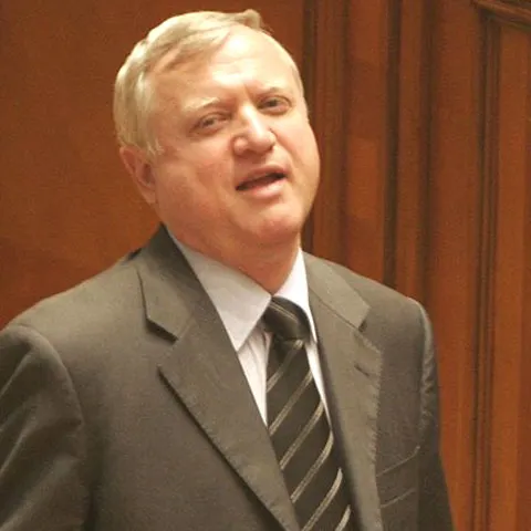 Geoană a făcut criză de nervi pentru că ministrul Muncii şi-a văzut de vacanţă pe timpul negocierilor cu FMI