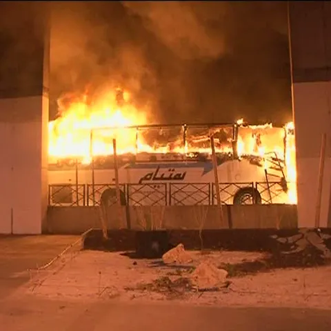Un autocar şi peste 30 de maşini au fost incendiate la Paris