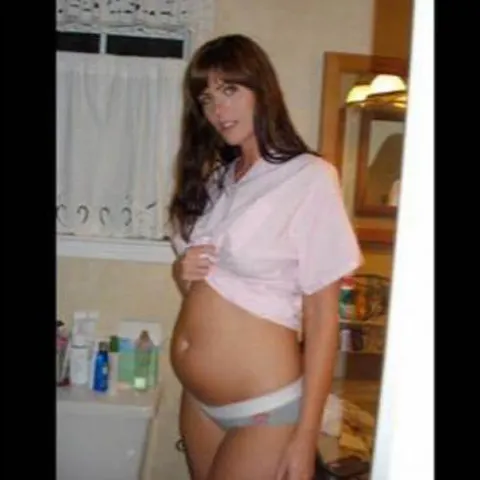 Mama copilului lui Jude Law, însărcinată şi-n chiloţi - FOTO