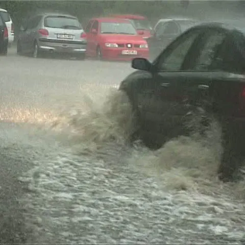 O rupere de nori a inundat mai multe străzi din Oradea - VEZI VIDEO