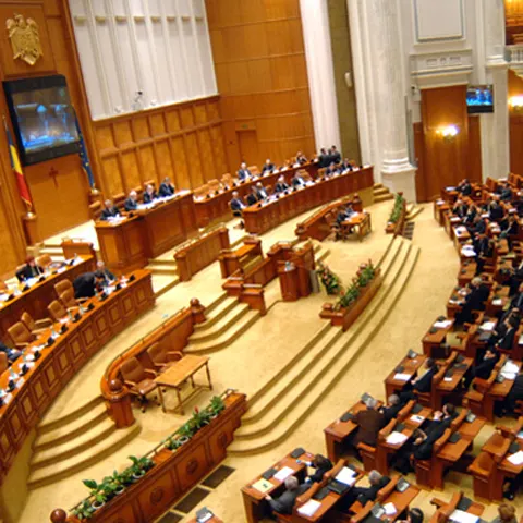 Peste 50 de familii lucrează în Parlamentul României