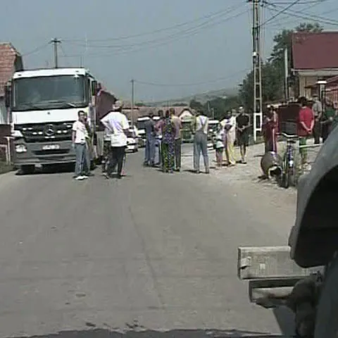 Locuitorii unui sat clujean protestează împotriva Autostrăzii Transilvania, care le-a distrus casele