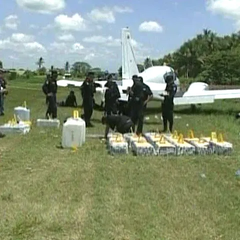 Poliţiştii din Guatemala au găsit un avion abandonat, plin cu cocaină columbiană 