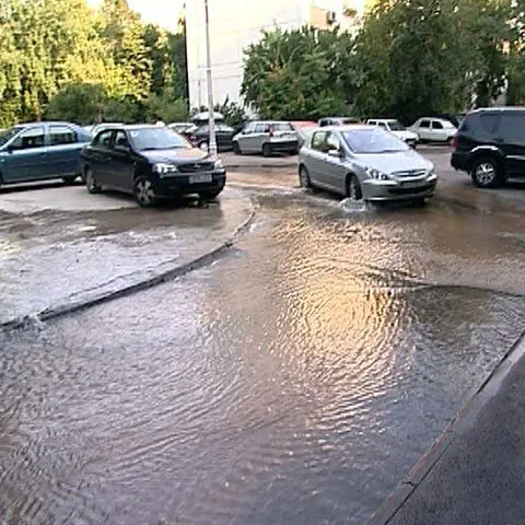 Locatarii unei străzi din sectorul 3 au rămas miercuri dimineaţă fără apă 