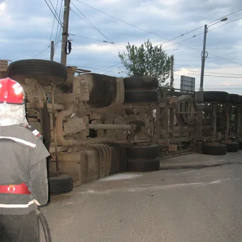 O cisternă încărcată cu GPL a luat foc pe DN1, în Prahova, în urma unui accident